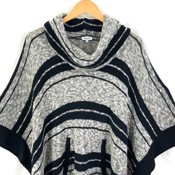 SPLENDID Short Sleeve Sweater Sonoran Poncho Oversized Black White G6 - Picture 4 of 8